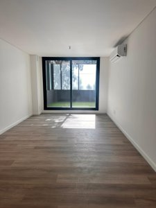 Monoambiente con patio al Frente, Entrega Inmediata. Punta Carretas 
