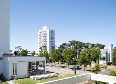 Apartamento en venta de 1 dormitorios a pasos del shopping en Punta del Este.