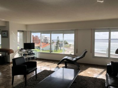 Apartamento de 3 dormitorios frente al Mar Punta del Este. Maldonado