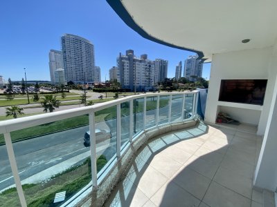 Vende apartamento en Punta del Este con 2 dormitorios 