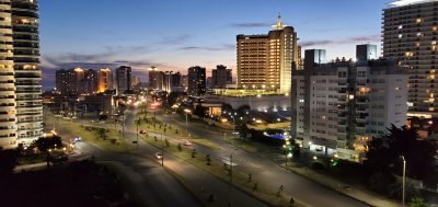 Vende apartamento esquinero con vista al mar de 2 dormitorios en Alexander Boulevard Punta del Este 