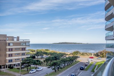 Luminoso departamento en  torre de Categoría