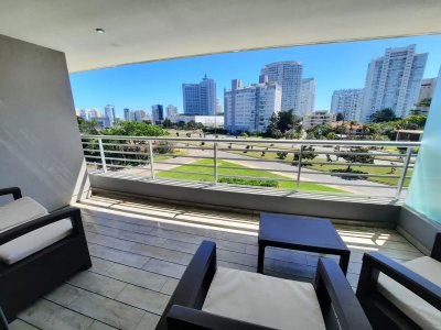  Departamento de 2 dormitorios  en edificio Alexander Boulevard, Punta del este 