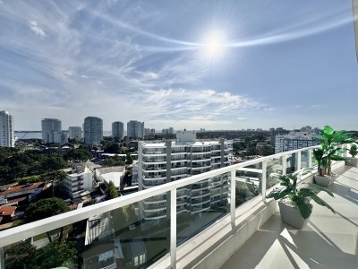 Vende apartamento de 3 dormitorios en Aidy Grill, Punta del Este.
