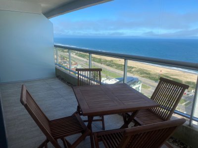 Vende apartamento de 2 dormitorios en Brava, Punta del Este con vista al mar.
