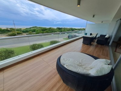 Apartamento en venta de 3 dormitorios y servcio en Punta del Este Primera Línea Brava