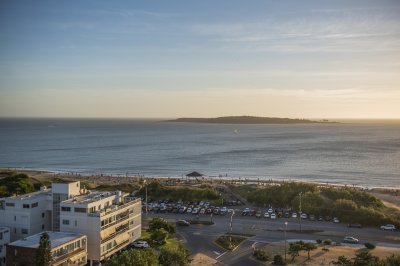 Le jardin de 3 dormitorios, playa mansa, frente al mar!!