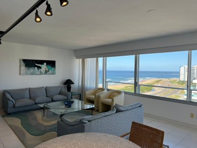 Apartamento de 3 dormitorios en playa brava frente al mar 