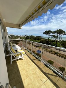 Vende apartamento en Mansa - Punta del Este de 3 dormitorios.