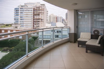 Hermoso Departamento en venta. Sol y Luna, 3 dormitorios + dependencia.