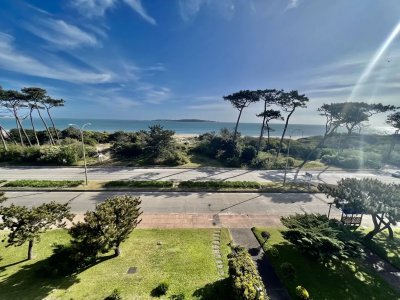 Apartamento en Venta de 3 dormitorio en Primera linea de Playa Mansa, Punta del este  