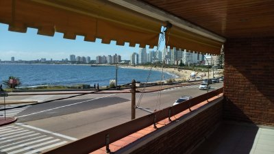 OPORTUNIDAD. VENDE APARTAMENTO FRENTE AL MAR CON 3 DORMITORIOS, PLAYA MANSA, PUNTA DEL ESTE