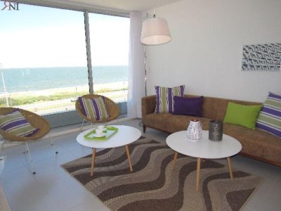 Vende apartamento de 2 dormitorios frente al mar, Punta del Este