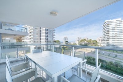 En venta apartamento de 3 dormitorios en suite, en Brava Punta del Este.