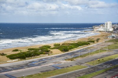 Departamento en torre nueva a pasos del mar, Playa Brava, Punta del Este.