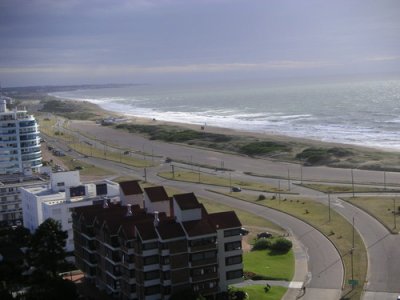 Apartamento en venta de 2 dormitorios en Punta del Este, frente al mar