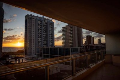 A pasos de Playa Mansa, dpto de 2 dorm + dep en Playa Mansa. Season Tower