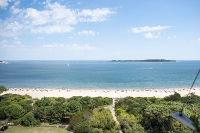 Apartamento de 2 dormitorios en Playa Mansa, Primera línea frente al mar.