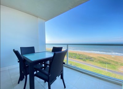 Vende Apartamento de 2 dormitorios frente al mar, Torre Le Parc,  Punta del Este. 