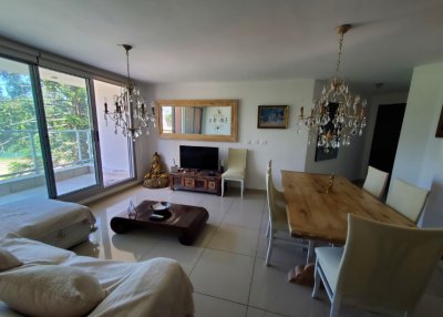 Vende apartamento de 3 dormitorios con vista a un agradable entorno, en Punta del Este.
