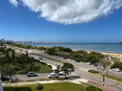 Apartamento de 2 dormitorios con vista frente al mar en edificio Samambai, Playa Mansa , Punta del ese 