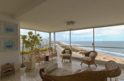 Esplendido departamento en venta ubicado en Brava con panorama al mar.