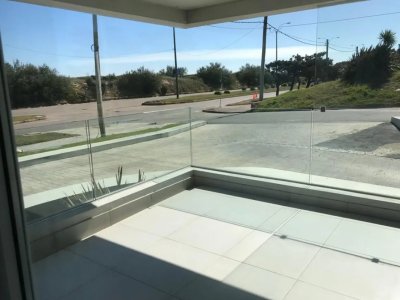 APARTAMENTO EN VENTA EN EDIFICIO HORIZONTE, PRIMERA FILA MANSA, 3 DORMITORIOS MAS DEPENDENCIA