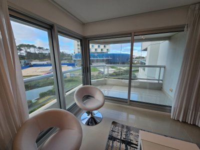 Vende Apartamento en Brava Punta del Este a metros del mar, con excelente vista. 