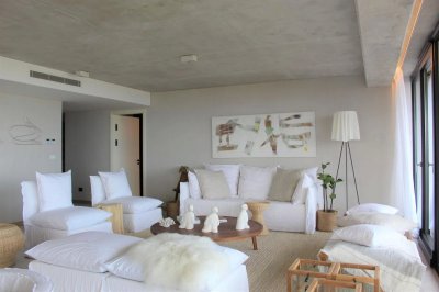 Vende apratamento en Brava Punta del Este de 2 dormitorios. 