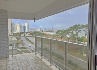 Departamento de 3 dormitorios y dependencia en venta. Torre Imarangatu