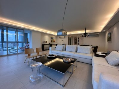 Vende apartamento en Torre Le Parc de 4 dormitorios,Punta del Este