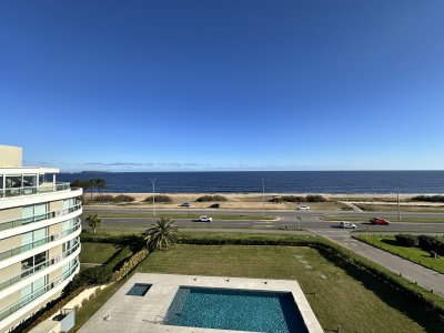 Vende departamento de 2 dormitorios en Playa Mansa, Punta del Este 