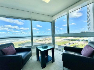 Vende apartamento de 3 dormitorios en Punta del Este, a metros del mar.