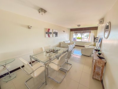 Vende impecable apartamento de 2 Dormitorios, a metros del mar en Mansa.