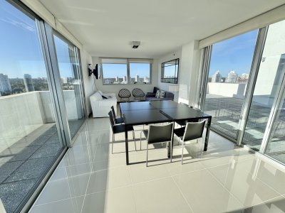 Penthouse de 3 dormitorios en suite a metros del mar en venta. Punta del Este