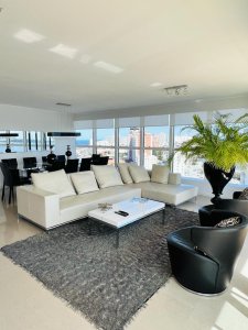 Apartamento en Mansa - Punta del Este en venta, de 3 dormitorios con vista al mar.