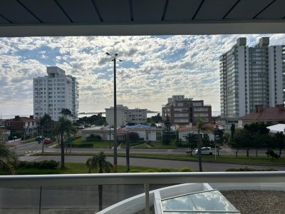 Vende impecable apartamento de 2 dormitorios en Mansa, Punta del Este.