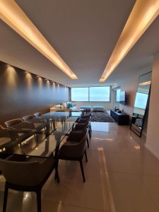 Apartamento de 3 domitorios en suite, frente al mar en Punta del Este.