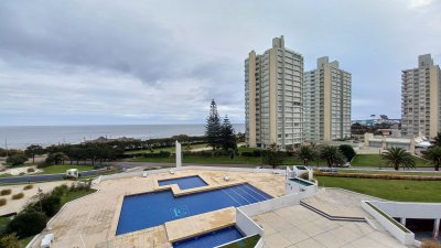 Departamento de 3 dormitorios + dependencia en venta, Playa Mansa. Torre Jefferson,.