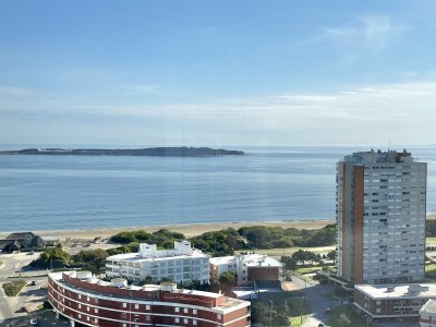 Vende apartamento de 2 dormitorios con vista al mar en Playa Mansa, Punta del Este