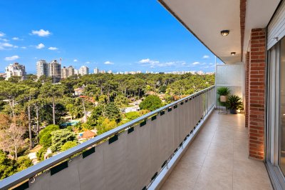 En venta apartamento de 2 dormitorios y medio, esquinero en Arcobaleno, Punta del Este