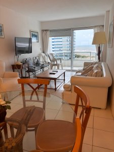 Vende apartamento de 2 dormitorios en Brava, Punta del Este.