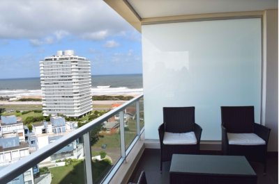 Vende apartamento con vista al mar. De 2 dormitorios en edificio con servicios premium