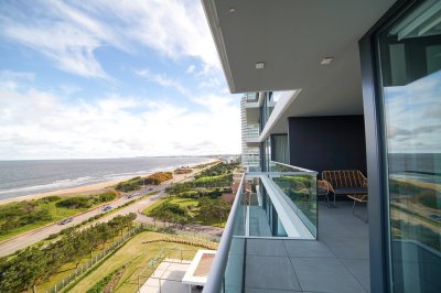 Vende apartamento de 2 dormitorios, con excelente vista al mar en Mansa, Punta del Este.