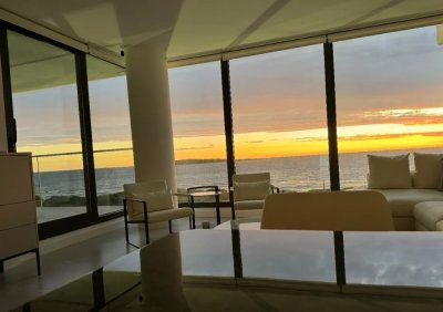 Vende espectacular apartamento de 2 dormitorios en suite, con excelente vista en Punta del Este.