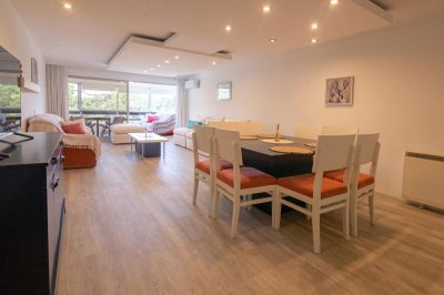 Apartamento en Venta de 3 dormitorios y servicio , Punta del este 