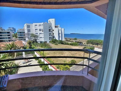 A pasos del mar en Playa Mansa, departamento de 3 dormitorios en venta.