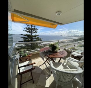 Vende apartamento de 3 dormitorios en Mansa, con excelente vista.