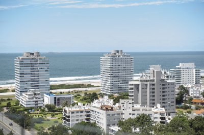 Hermoso Departamento en venta de 3 dormitorios, piso alto en Torre One