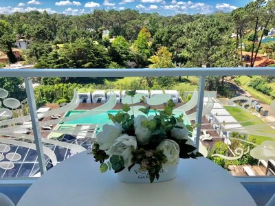 Venta Apartamento 2 dormitorios en torre de categoría, zona Mansa Punta del Este